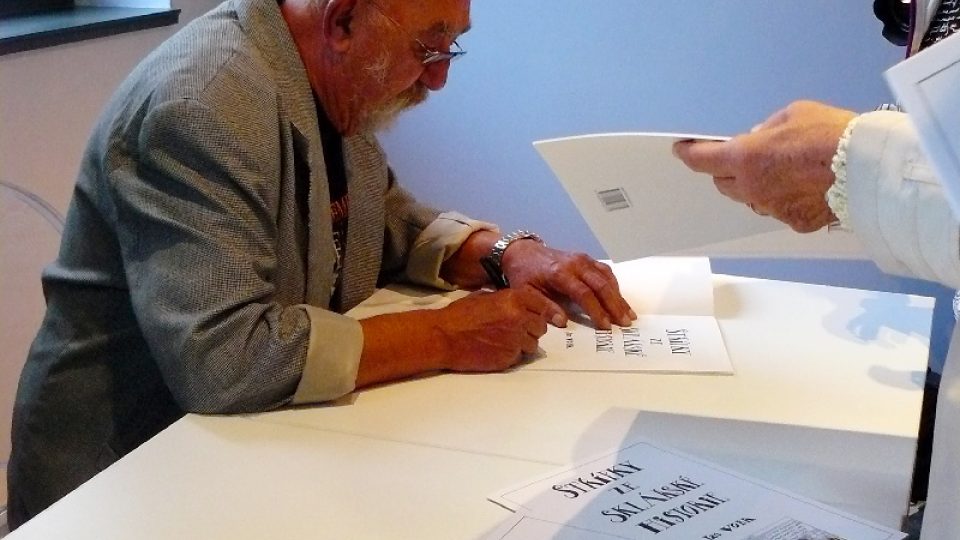 Jan Vobr podepisuje výtisky svého komiksu