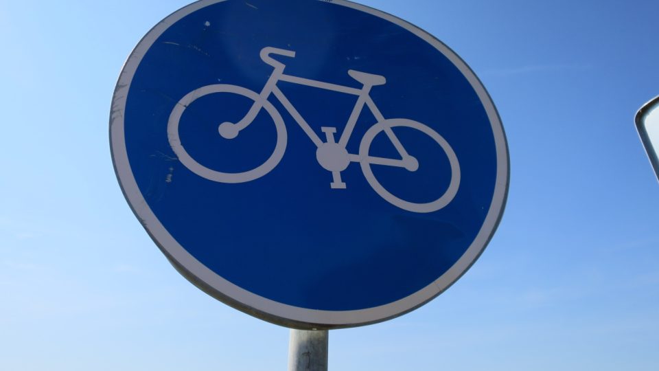 Na silnicích jsou řidiči upozorňováni na cyklisty