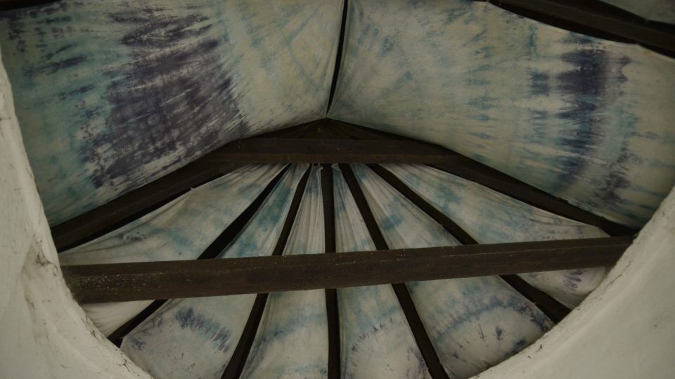 Strop kaple tvoří textilní batika Renaty Kašperové