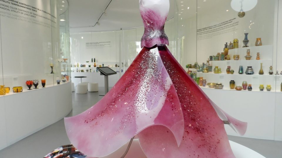 Jak by asi vypadaly princeznovské šaty ze skla? To mohou snadno zjistit návštěvníci klatovského Pavilonu skla. K vidění jsou tam totiž skleněné šaty od návrhářky Blanky Matragi.
