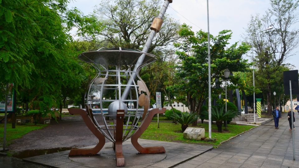 Obří model tykve zvané cuia na náměstí ve Venâncio Aires. Dá se z ní natočit voda 80 stupňů teplá, právě pro zalití mate čili chimarrão