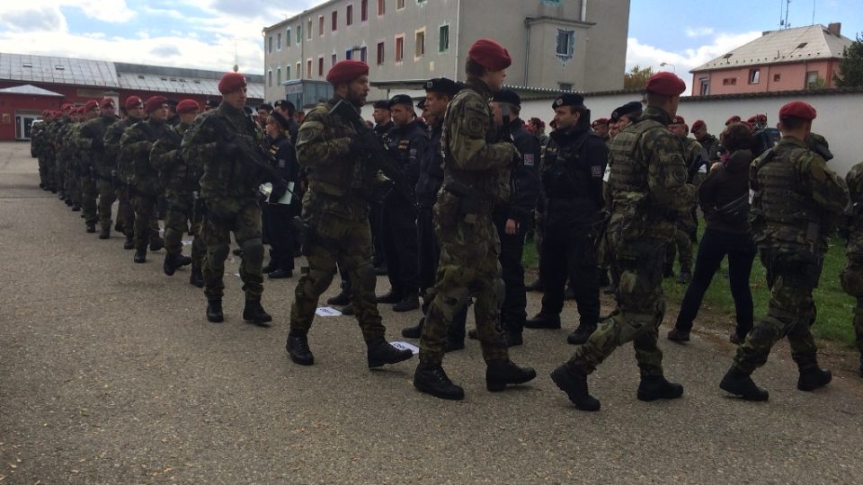 Společné cvičení policie a armády na jihočeském hraničním přechodu Dolní Dvořiště 