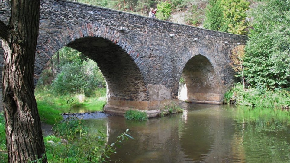 Historický kamenný most v Rabštejně nad Střelou