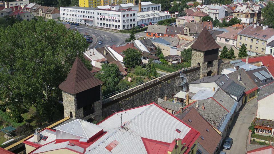 Městské opevnění u Václavské ulice při pohledu z věže kostela