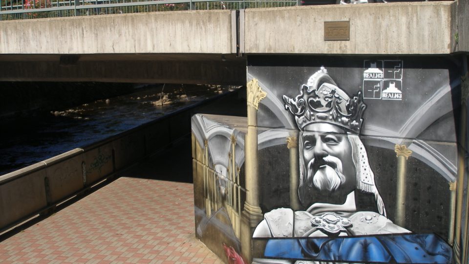 Grafitti Karla IV. v jednom z karlovarských podchodů
