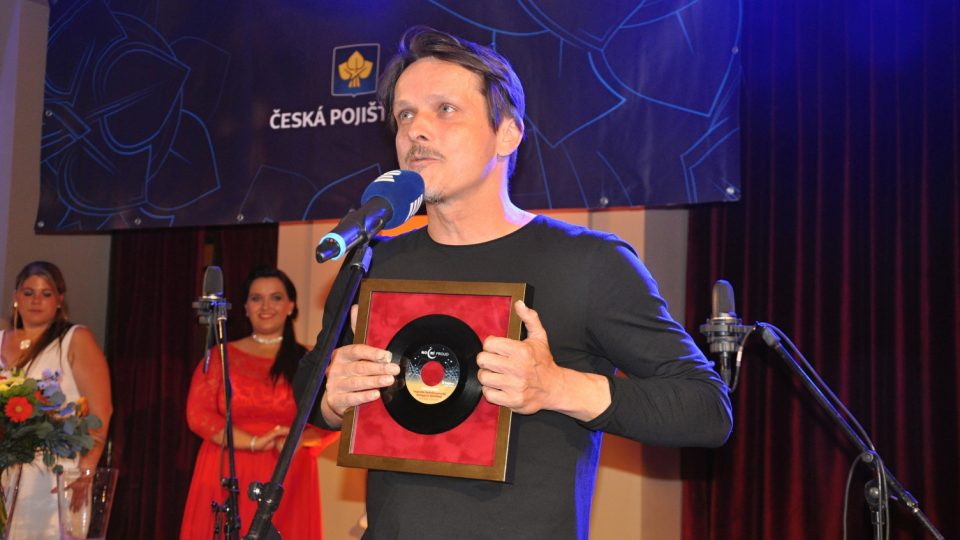 Michal Malátný přebírá za kapelu Chinaski cenu Legenda Nočního proudu
