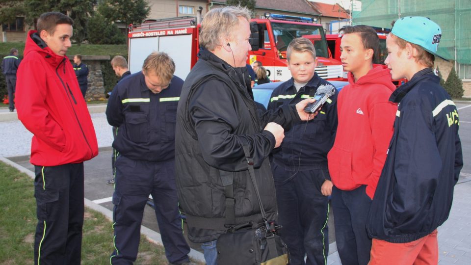 Redaktor Aleš Spurný v rozhovoru s mladými hasiči SDH Kostelec na Hané