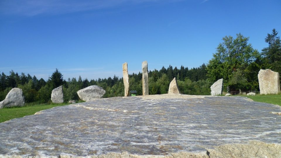 Uprostřed kruhu je kamenný oltář
