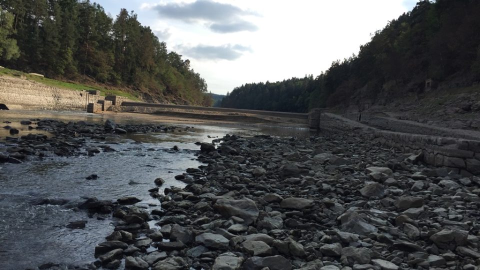 Hladina Orlické přehrady klesla o devět metrů. Snímek z oblasti u Albrechtic nad Vltavou