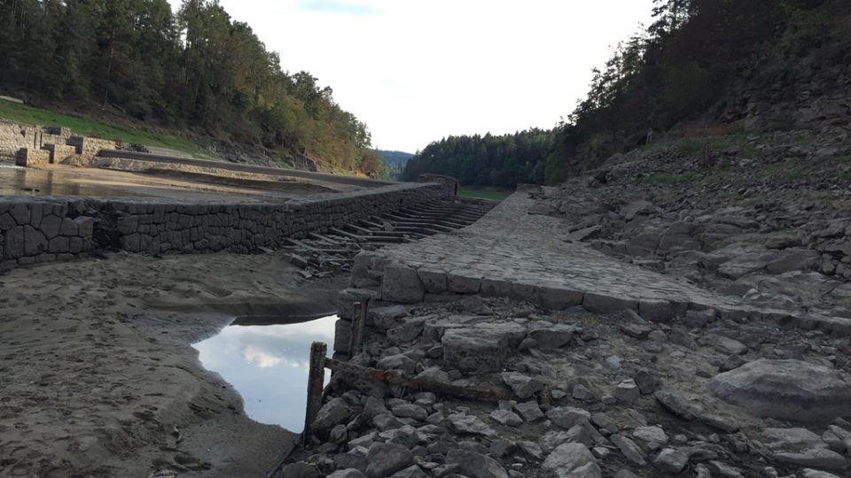 Hladina Orlické přehrady klesla o devět metrů. Snímek z oblasti u Albrechtic nad Vltavou
