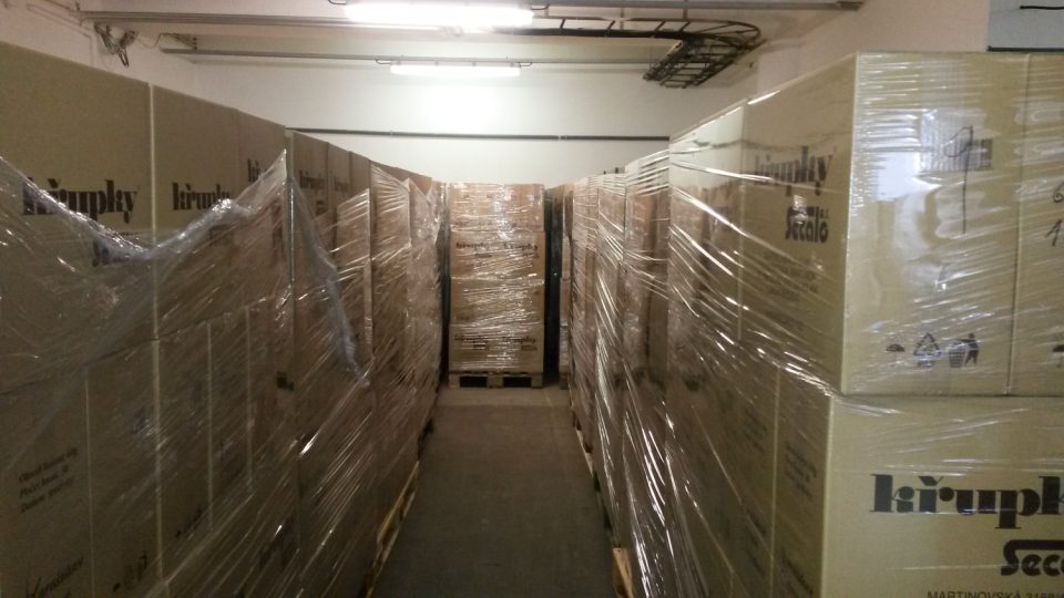 Krabice plné včerejší produkce křupek čekají na své odběratele