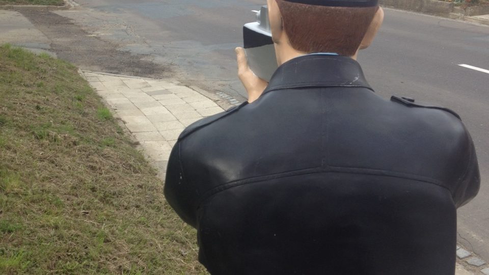 Řidiče v Kyjově od přestupků odrazuje figurína strážníka