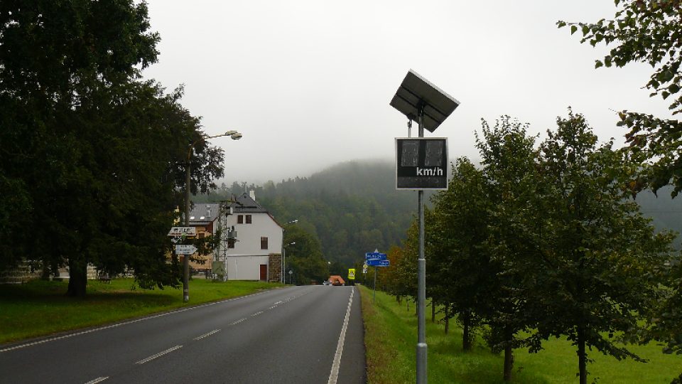 Radar ve Sloupu v Čechách při vjezdu od Nového Boru