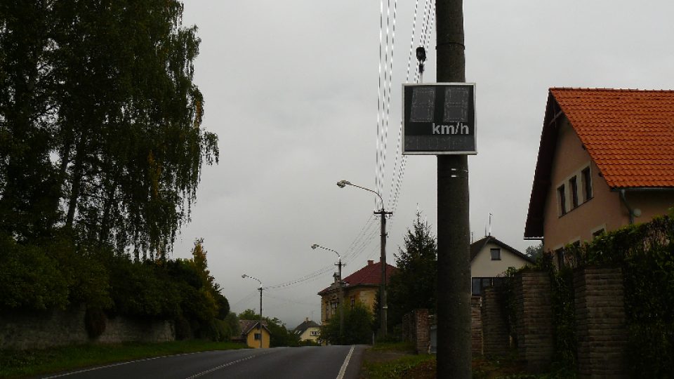 Radar ve Sloupu v Čechách při vjezdu od Zákup a České Lípy