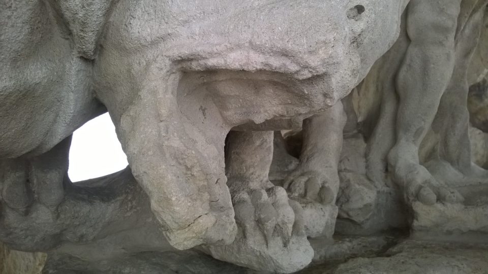 Detail prasklin v chřtánu draka v kašně Parnas v Brně