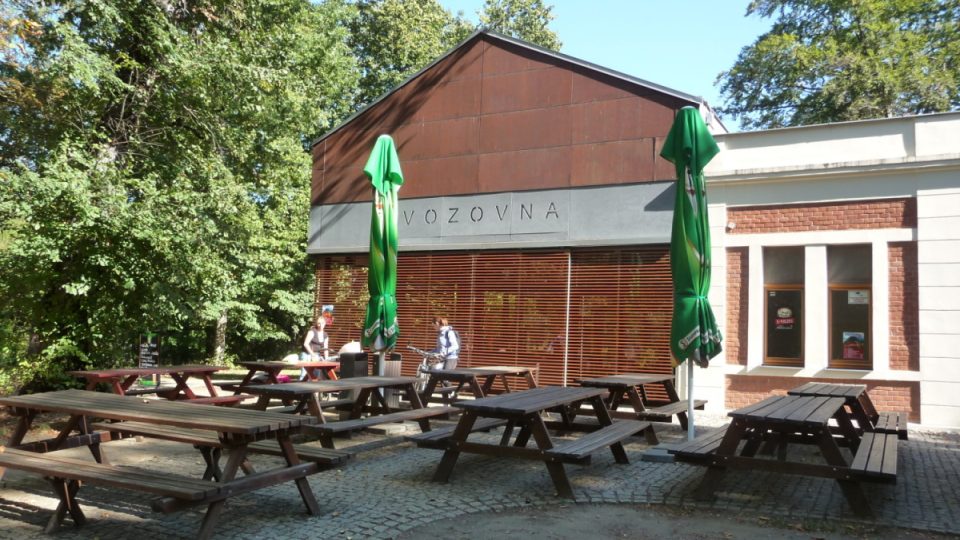 Tramvajová trať do Královské obory byla v provozu do roku 1942, na místě bývalé vozovny stojí restaurace