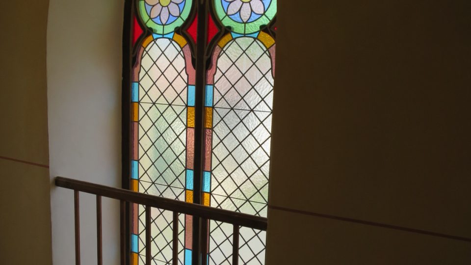 V rámci rekontrukce byly umístěné i nové vitráže oken