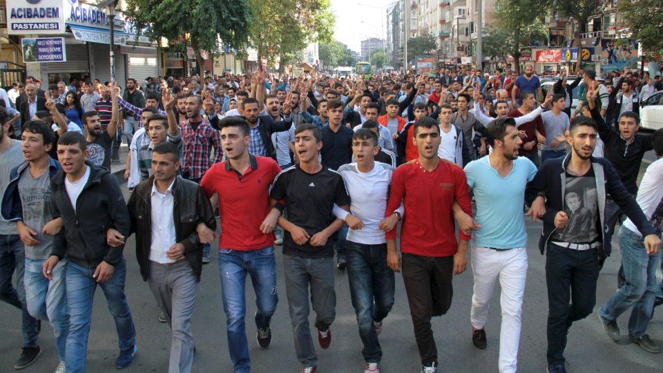 Turečtí Kurdové ve městě Diyarbakir demonstrovali proti sobotním útokům v Ankaře