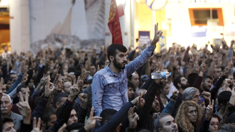 Lidé v centru Istanbulu demonstrovali proti sobotním útokům v Ankaře