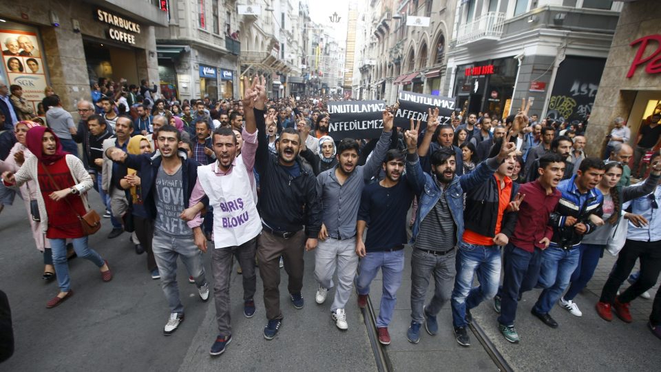 Lidé v centru Istanbulu demonstrovali proti sobotním útokům v Ankaře