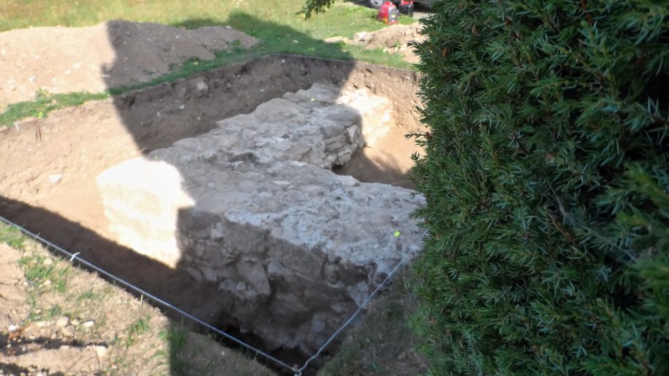 Archeologové v Sušici objevili pozůstatky zdí zřejmě středověké církevní stavby