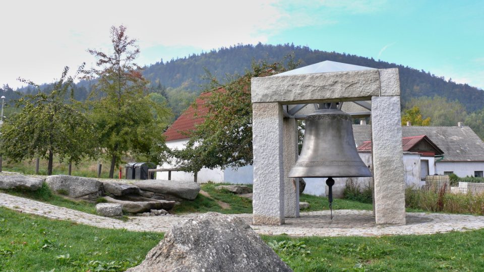 Zvonička je postavená z mrákotínské žuly