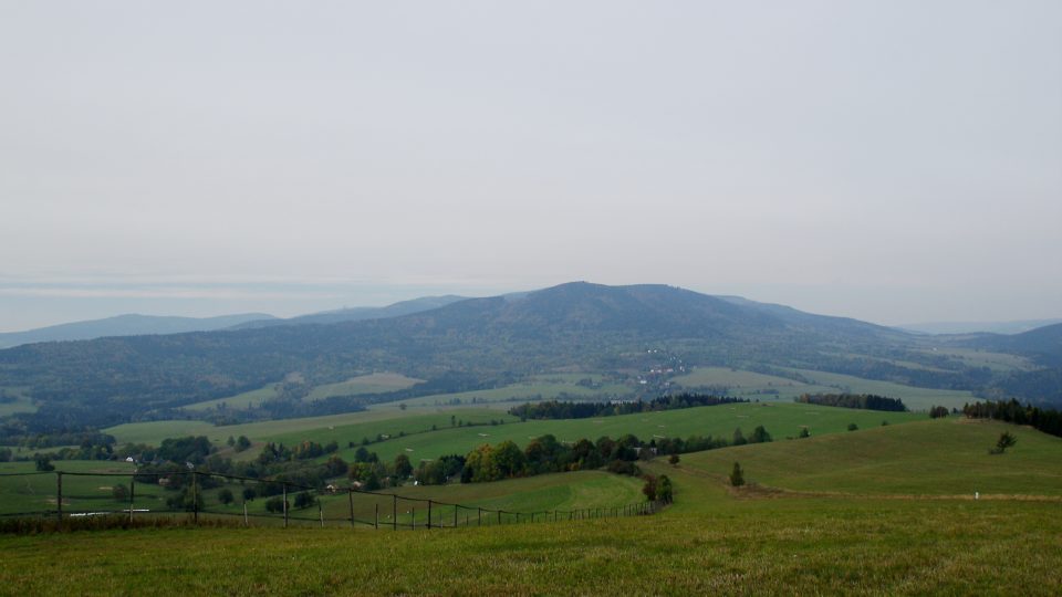 Z nejvyššího místa obory je krásný výhled třeba do údolí Moravy nebo na pohoří Králického Sněžníku