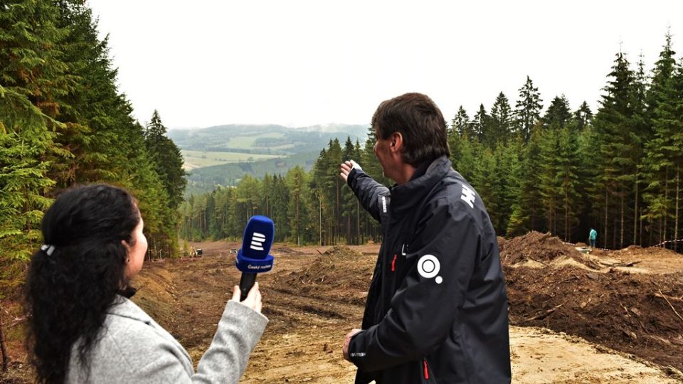 Petr Dušek popisuje různé přípravné práce, ale hlavně představuje Márii Pfeiferové zbrusu novou sjezdovku - Vyhlídku