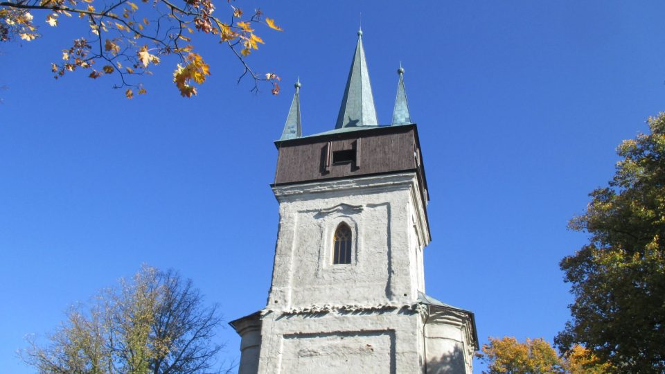 Věž rozhledny už dnes původní kostel nepřipomíná