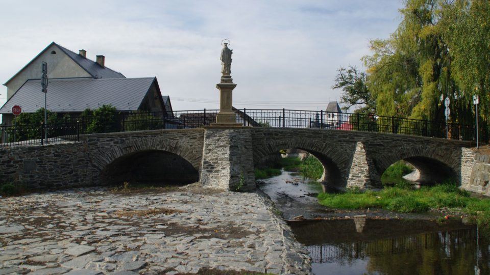 Barokní svatojánský most v Dlouhé Loučce