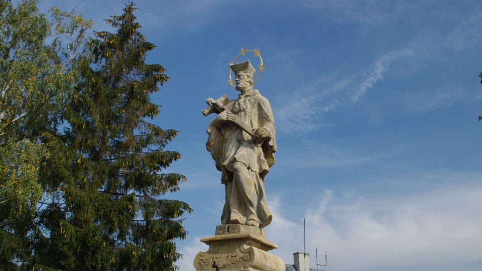 Svatý Jan Nepomucký byl na tříobloukovém mostě vztyčen patrně pět let po jeho dokončení v roce 1717