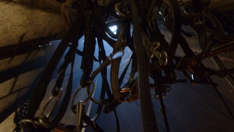 Otvor v teepee přes řemení koňských postrojů