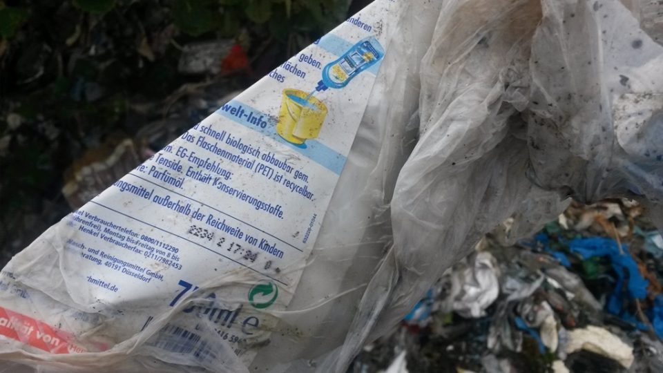 Několik tisíc tun odpadu z Německa zbylo na loukách u Hůr po zkrachovalé firmě