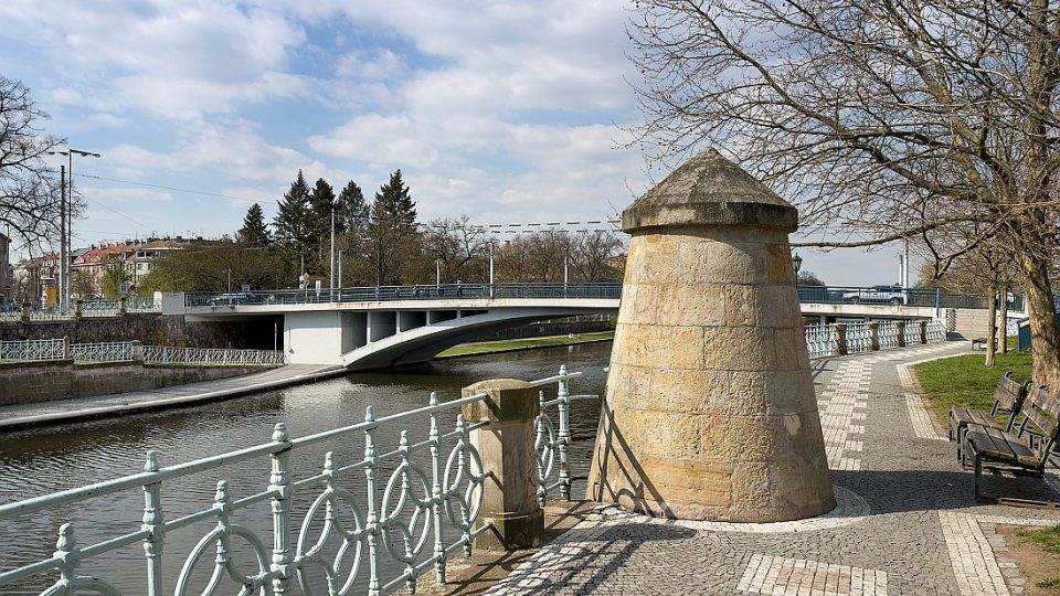 Takzvaná panenka, pozůstatek hráze mezi Labem a původním pevnostním příkopem