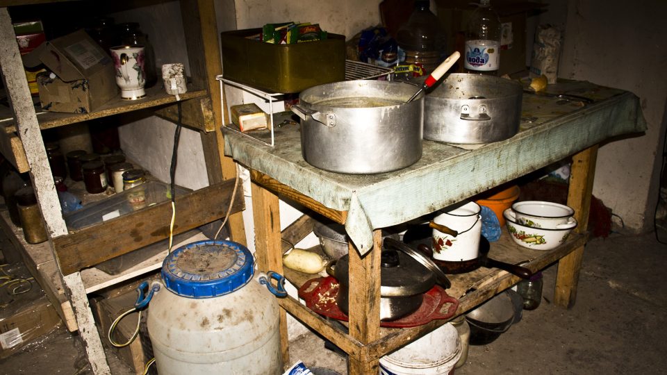 Kuchyně, nebo sklad? Vojáci ukrajinské armády umývání nádobí příliš neřeší