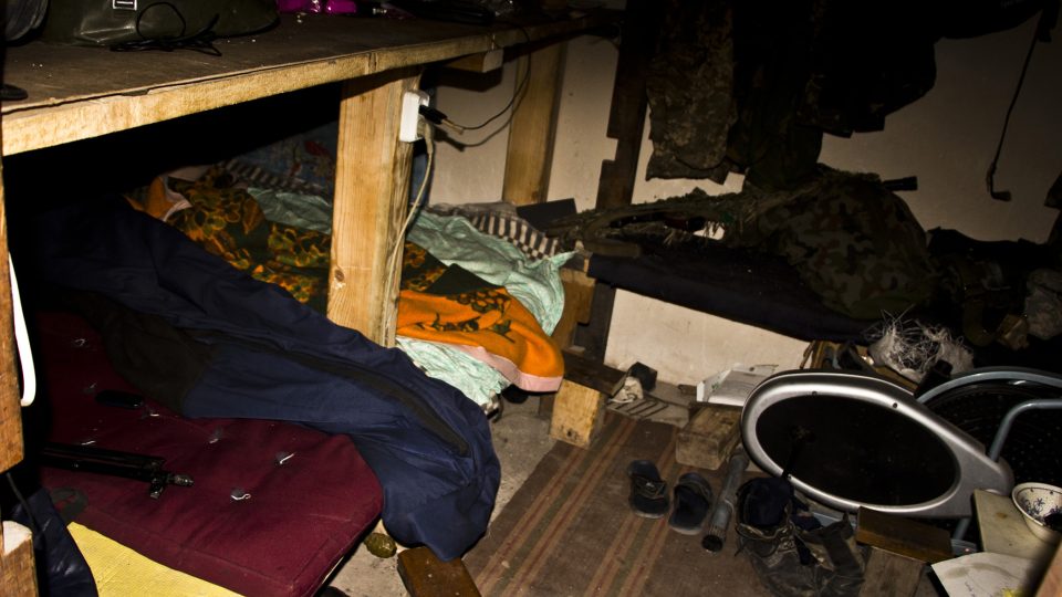 Ukrajinští vojáci u Doněcku spí hlavně ve sklepích