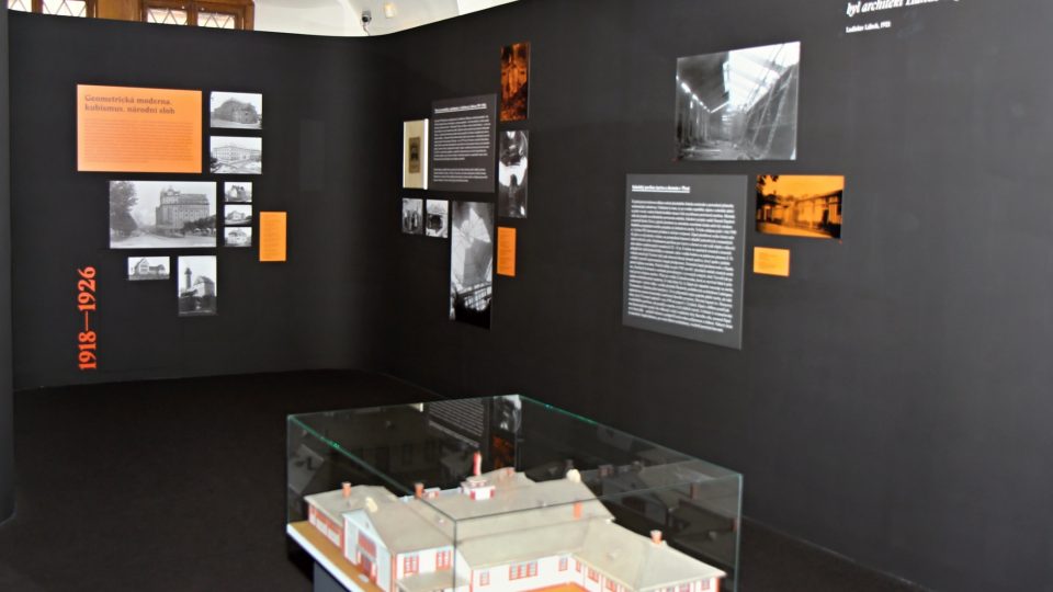 Západočeská galerie v Plzni připravila výstavu věnovanou životu a dílu architekta Hanuše Zápala. Informačně bohatou expozici doplňuje rozsáhlý katalog, který splňuje veškeré parametry výpravné a zároveň odborné monografie