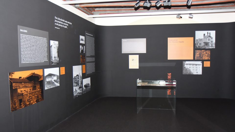 Západočeská galerie v Plzni připravila výstavu věnovanou životu a dílu architekta Hanuše Zápala. Informačně bohatou expozici doplňuje rozsáhlý katalog, který splňuje veškeré parametry výpravné a zároveň odborné monografie