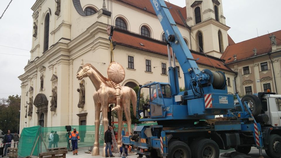 Vztyčení sochy Jošta Lucemburského na Moravském náměstí v Brně