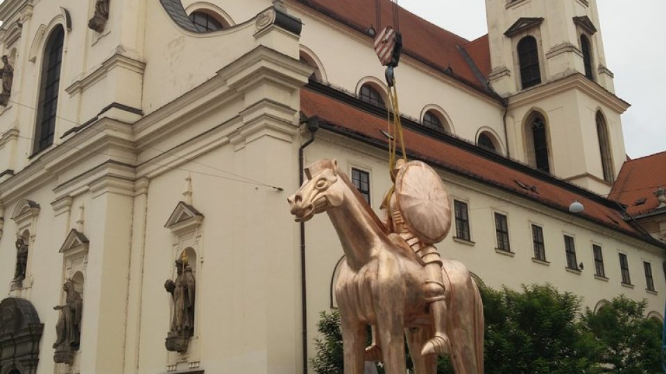 Vztyčení sochy Jošta Lucemburského na Moravském náměstí v Brně