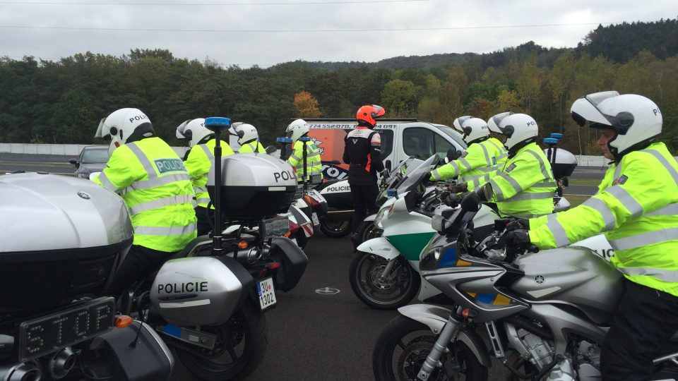 Policisté na motorkách z celého kraje se zdokonalovali v ovládání svých strojů na polygonu v Mostě