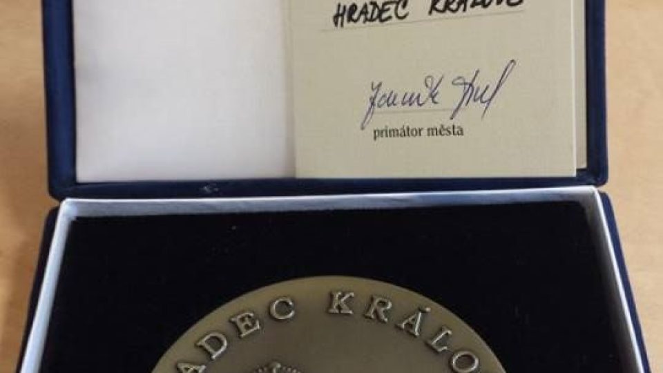 Medaili a ocenění pro Český rozhlas Hradec Králové a Český rozhlas Pardubice převzal ředitel Pavel Kudrna
