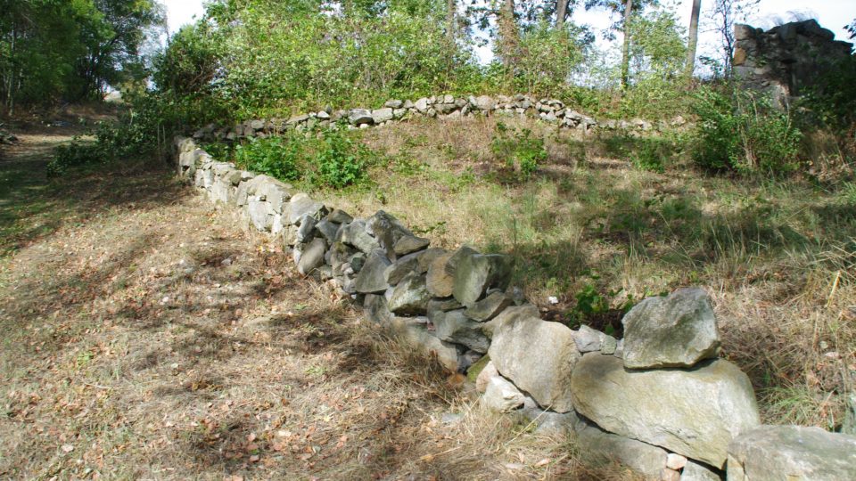 Kameny z ruin v Anníně nekdo vyskládal do podoby zídek