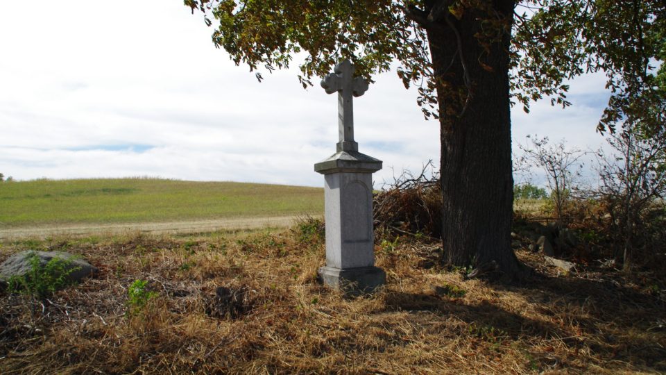 Kříž v obci z roku 1822 je jedinou památkou na horní část Annína