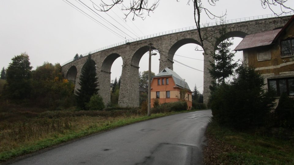 Výstavby obřího železničního mostu se ujali na konci 19. století italští stavitelé