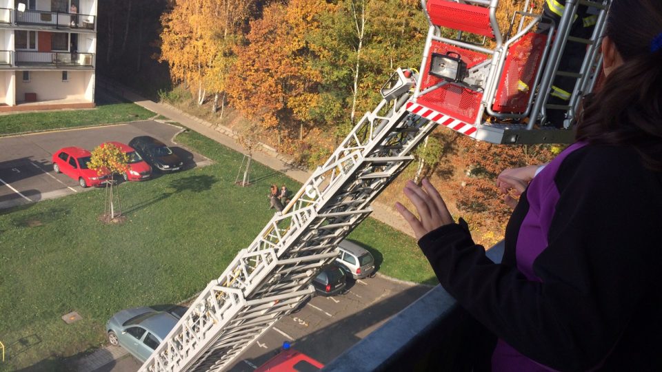 Při cvičení evakuovali hasiči obyvatele dvanáctipatrového domu v Oseku