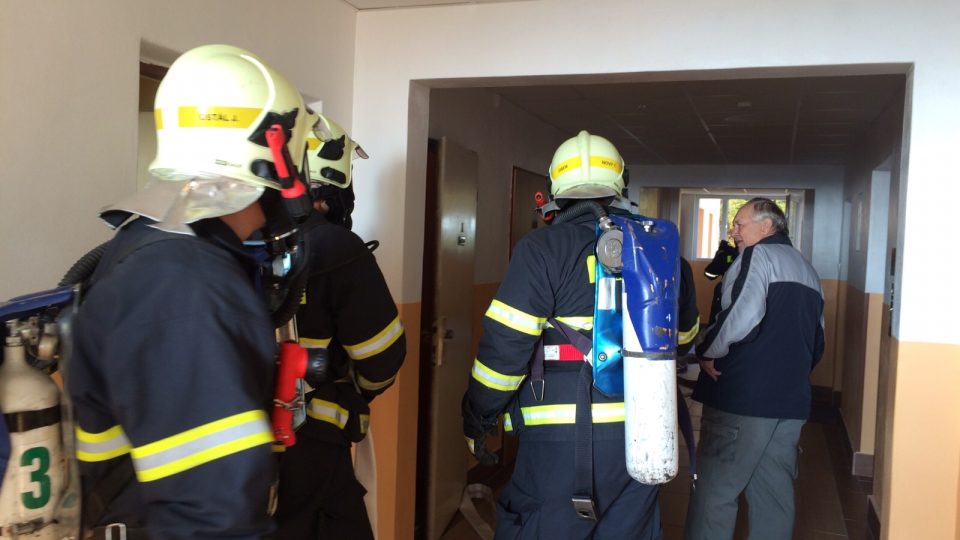 Při cvičení evakuovali hasiči obyvatele dvanáctipatrového domu v Oseku