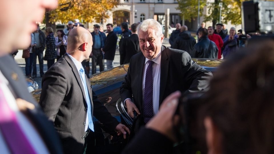 Prezident Miloš Zeman přijíždí ke krajskému úřadu v pardubicích