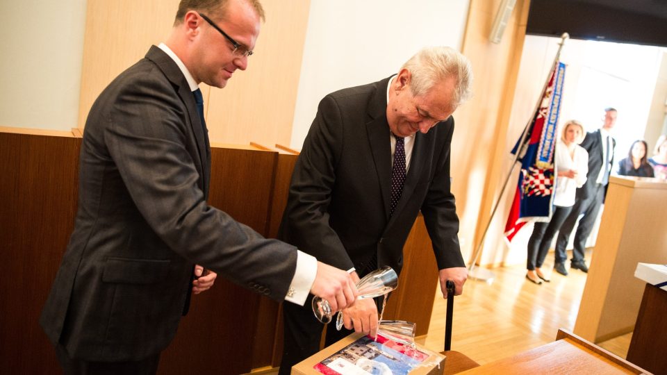 Prezident Miloš Zeman s hejtmanem Martinem Netolickým křtí novou knihu