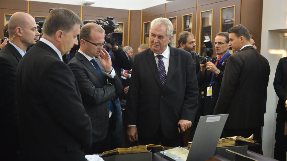 Prezident Miloš Zeman v oblastním archivu v Zámrsku